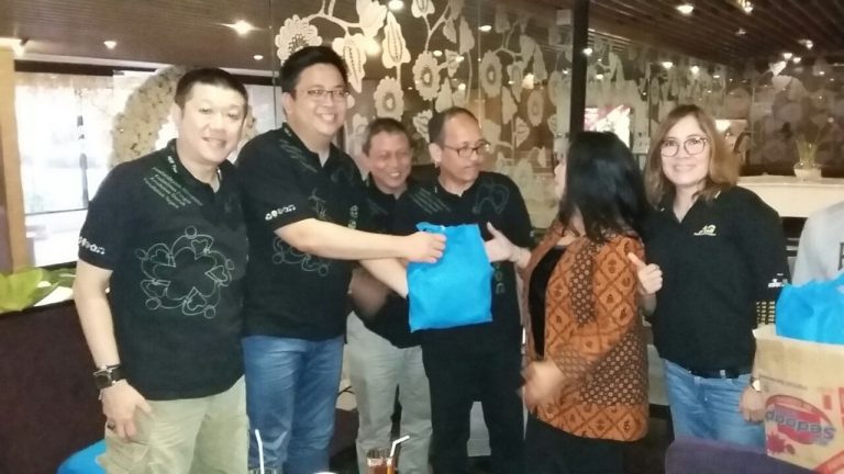 Penyerahan hasil produk UMKM AKU MANDIRI dalam rangka promosi dan permohonan masukan dari BAGI dalam rangka peningkatan kualitas hasil binaan.
