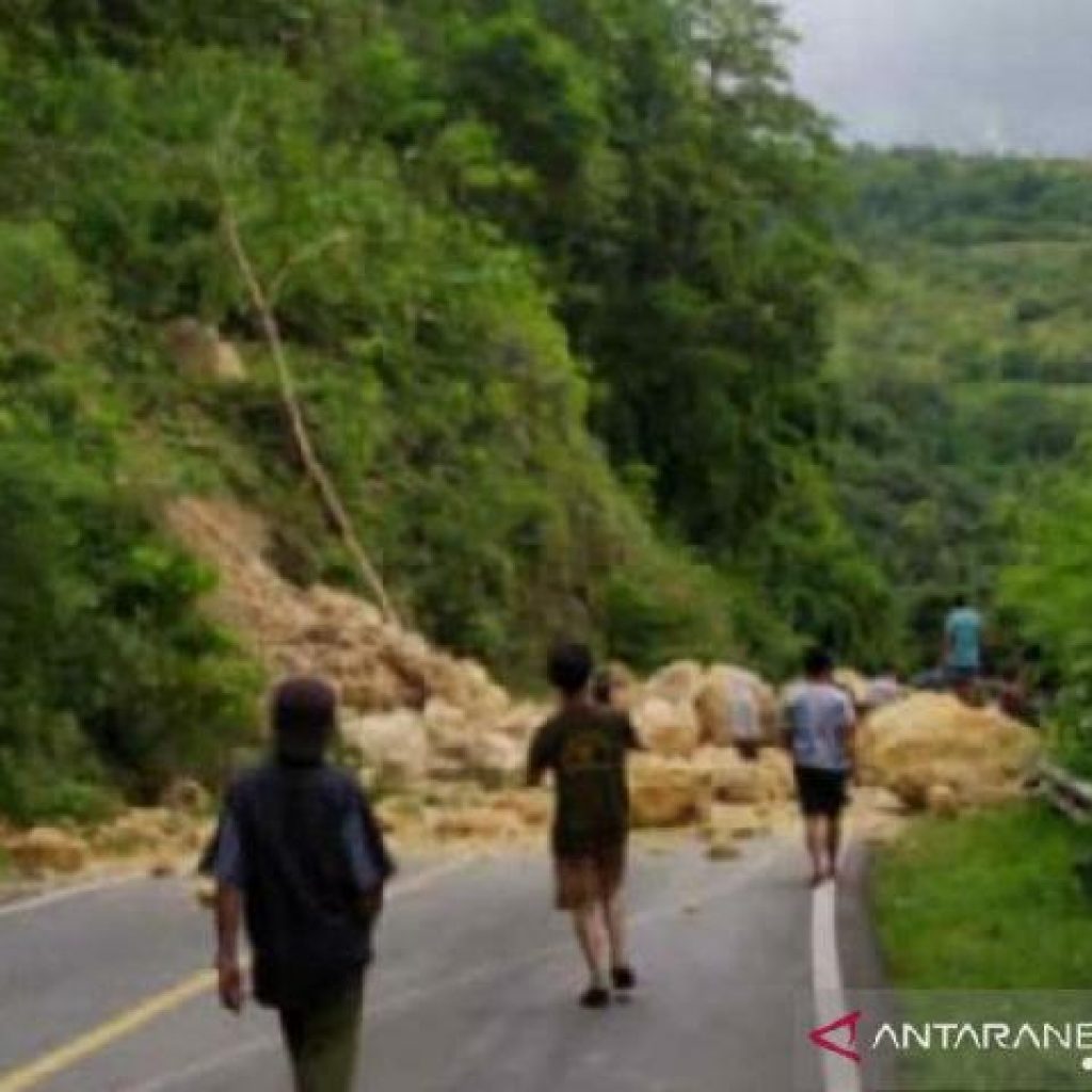Dampak gempa bumi magnitudo 5,9 yang menyebabkan reruntuhan batu di tebing perbukitan di wilayah Majene, Sulawesi Barat, pada Kamis 14 Januari 2021. (ANTARA/HO.BMKG