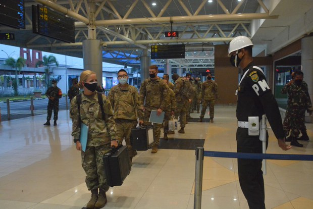 Sejumlah anggota pasukan militer Amerika Serikat saat kedatangan mereka di Bandara Sultan Mahmud Badaruddin II Palembang, Sumatra Selatan, 24 Juli 2021, dalam rangka Latihan Bersama Garuda Shield 15.