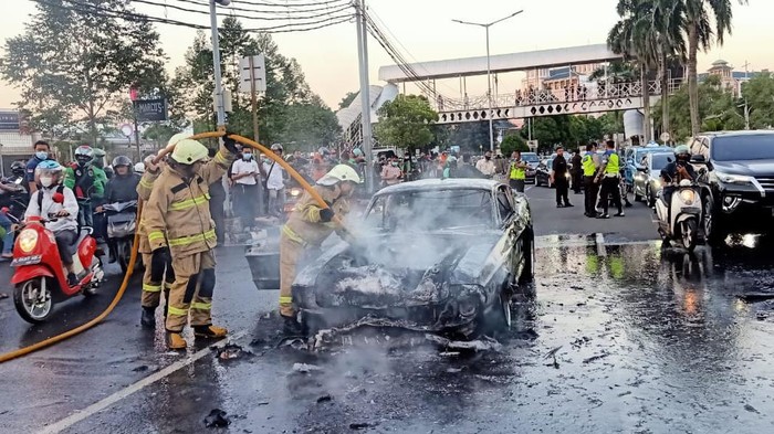 Mobil Mustang Shelby Terbakar di Pondok Indah Baru