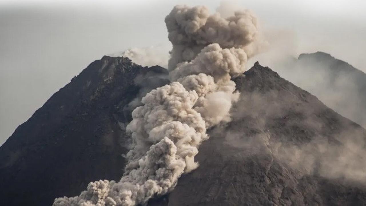 Banner Infografis Rentetan Awan Panas dan Lava Pijar Gunung Merapi. (AFP/Agung Supriyanto)