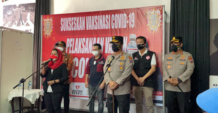 Anggota DPR Fraksi PDI Perjuangan Puti Guntur Soekarno bersama Pemkab Sidoarjo, Polda Jawa Timur, serta Arta Graha Peduli menggelar vaksinasi massal di Sidoarjo, Sabtu (28/8).