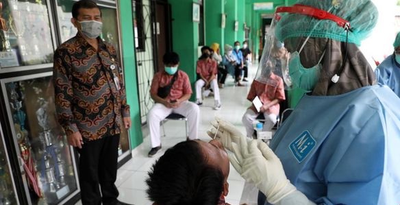 Test usap pcr di salah satu sekolah menengah pertama