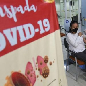 Petugas medis menyuntikkan vaksin COVID-19 jenis Moderna sebagai dosis keempat kepada tenaga kesehatan di Rumah Sakit Umum Pusat (RSUP) Haji Adam Malik, Medan, Sumatera Utara