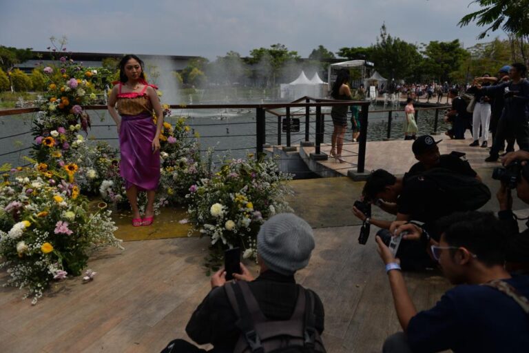 VOIR Communication Agency Mendorong Kesadaran Lingkungan Melalui Kampanye #CaptureMemoriesReplaceHistories dalam Acara Bandung Lautan Photographer 2023