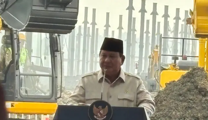 Prabowo Sapa Tomy Winata pada Peresmian  Proyek Ekosistem Baterai EV