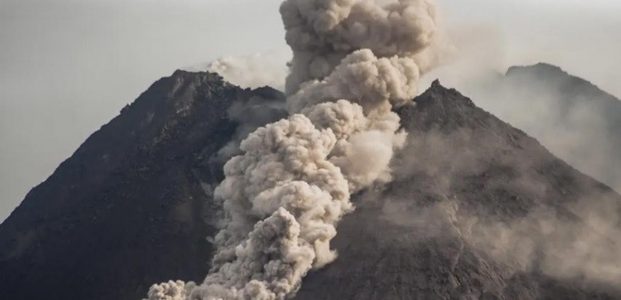 Gunung Merapi Semburkan 6 Kali Awan Panas Guguran Sejauh 2 Km