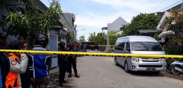 Geledah Rumah Pelaku Bom Surabaya