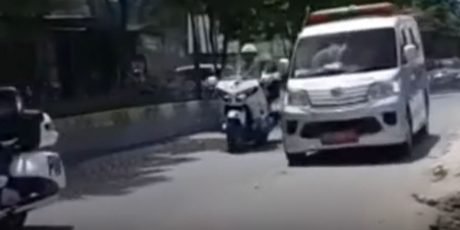 Robongan Presiden Jokowi Disalip Ambulan Jadi Viral