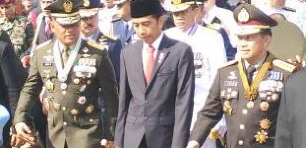 Jokowi Jalan Kaki 3 Km ke HUT TNI Jokowi Jalan Kaki 3 Km ke HUT TNI
