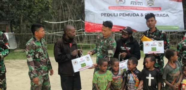 TNI-AGP Bantu Sarana Olahraga ke Pemuda Desa Tima Papua