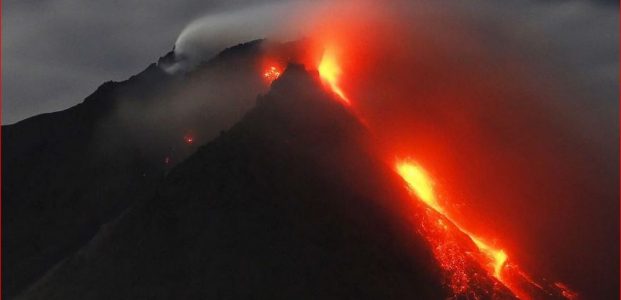 Gunung Sinabung Keluarkan Lava Pijar, Jarak Luncur 1.500 Meter