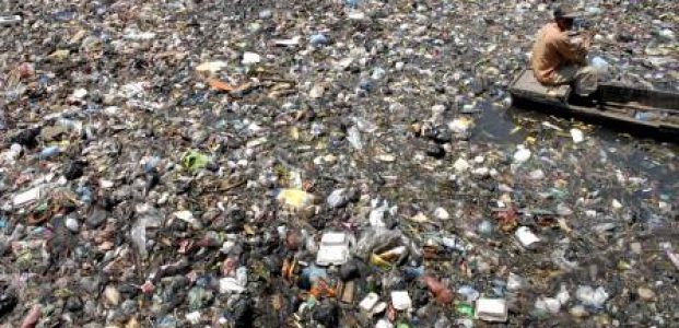 Sampah Cemari Sungai Surabaya.