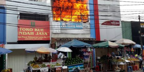 Kebakaran di Toko Abang Adek, Kebayoran Lama.